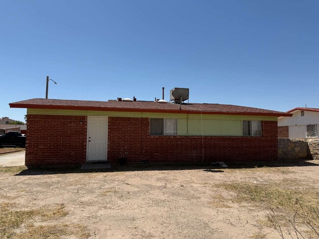 Building Photo - 955 Versailles Dr