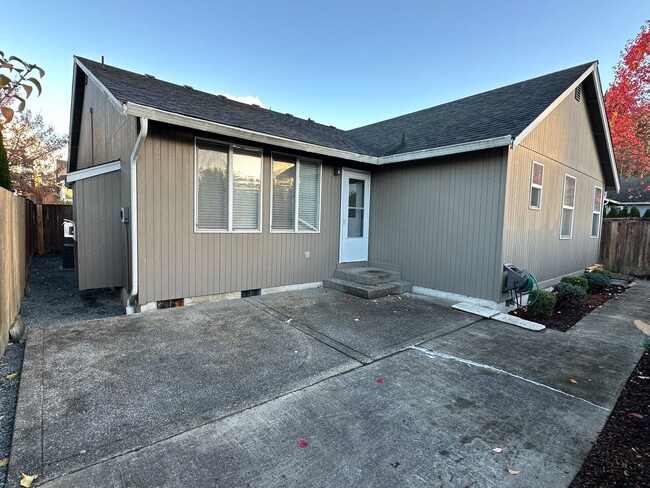 Building Photo - Beautiful 3 bedroom, 2 bathroom rambler in...