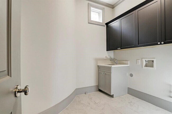 Building Photo - 1909 Revere St