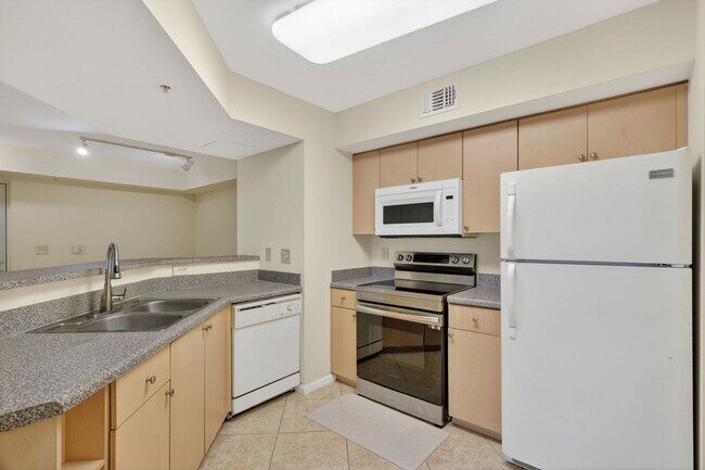 Building Photo - 1/1 Condo with Screened-in Balcony in Resort Style Community, Move in Ready!