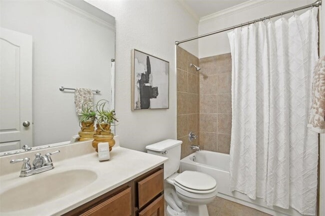 Building Photo - Red Oaks Subdivision / 5 bedrooms, 4 bathr...