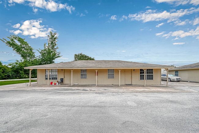 Building Photo - 2 br, 1 bath Duplex - 8430 Round Rock Drive 5