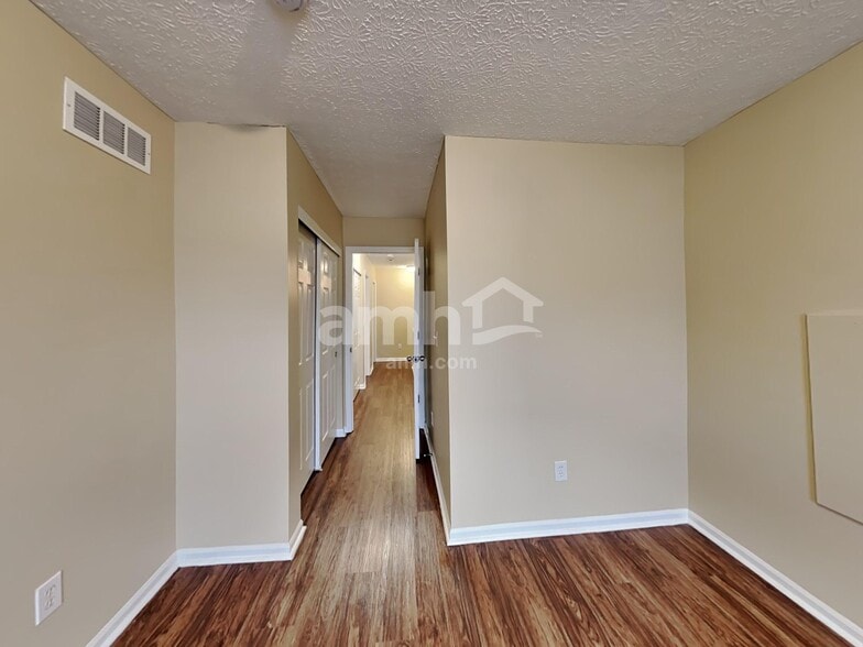 Building Photo - 4024 Walnut Crossing Dr