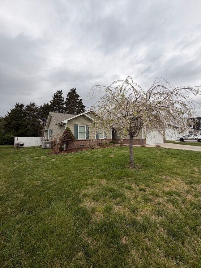 Building Photo - 3BR Home | Granite Kitchen | Fireplace | Deck | Fenced Yard