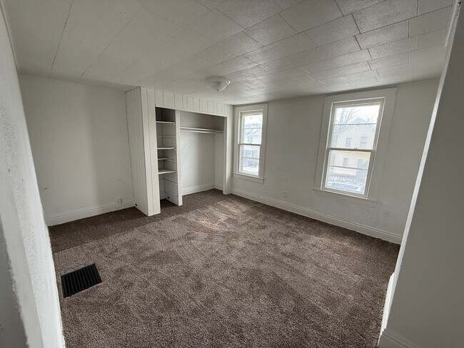 Building Photo - 402 Eastern Ave