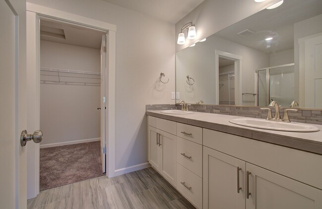 Building Photo - Immaculate Ridgefield Townhome