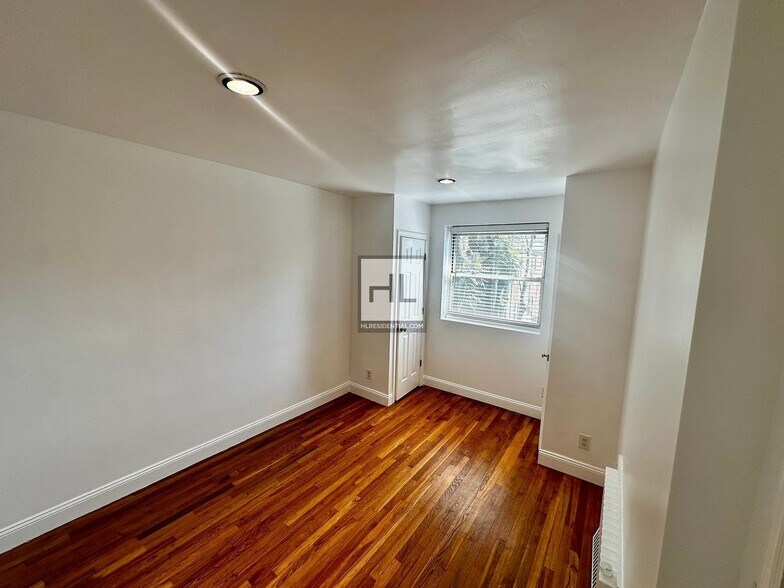 Building Photo - No Fee! Sun-Drenched 2-Bedroom Duplex with...