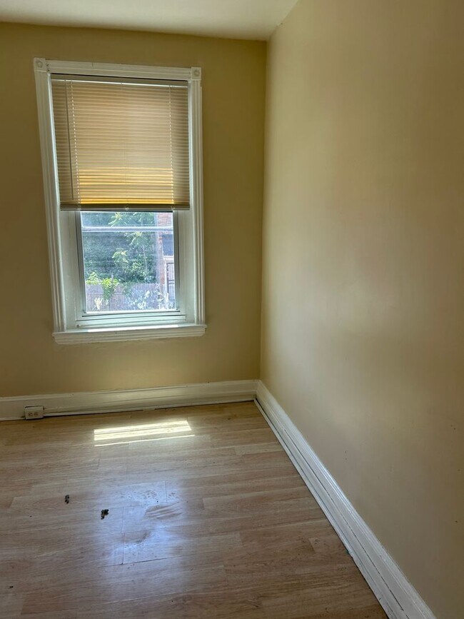 Building Photo - Germantown 2BR w/porch and yard