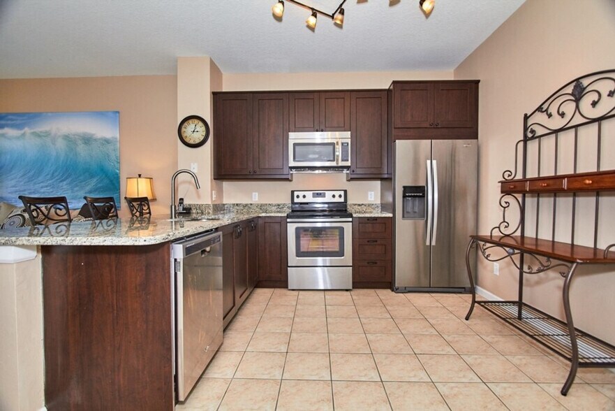 Building Photo - 2330 Silver Palm Dr