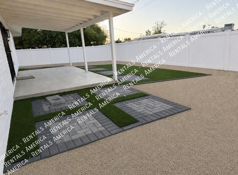 Building Photo - 1704 E Pickrell Dr