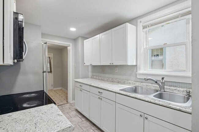 Building Photo - 3 Bedroom/1.5 Bath Northside Home ***Avail...