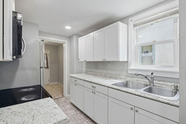 Building Photo - PRICE DROP on 3 Bedroom/1.5 Bath Northside...