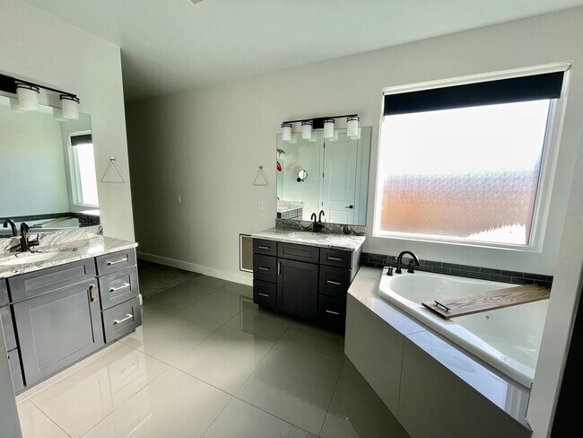 Building Photo - Wonderful Pet-Friendly Home in Overlook @ ...
