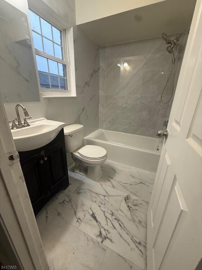 Building Photo - 335 Broadway