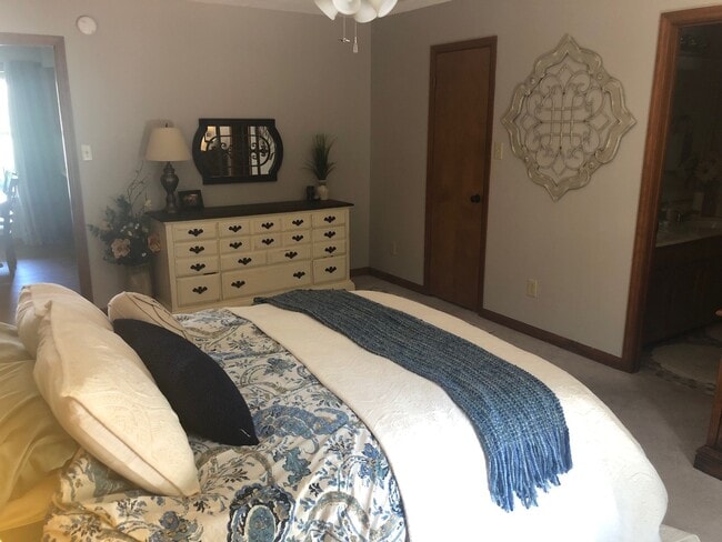 Building Photo - Spacious 3BR 2BA One-level West Knox