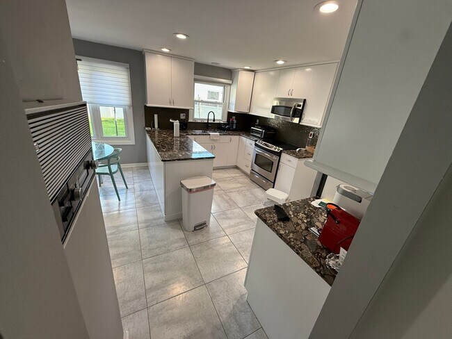 Building Photo - Large House in Cherry Hill East for Rent