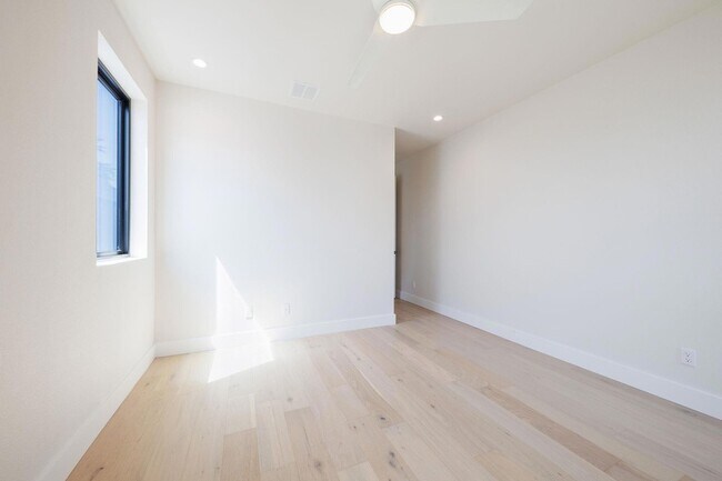 Building Photo - 6315 Del Monte Rd