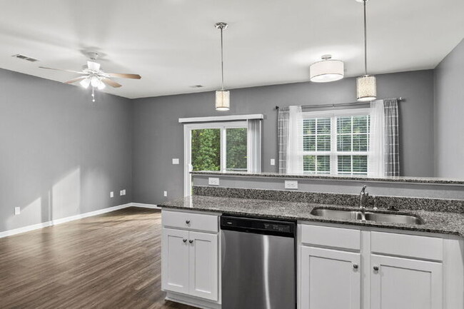 Building Photo - Simpsonville 3BR/2.5BA with Granite, Garag...