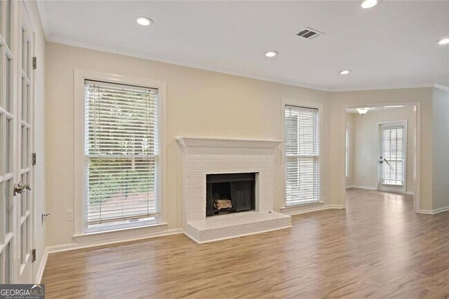 Building Photo - 911 Hollyfax Cir NE