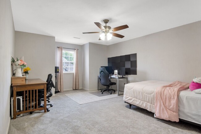 Building Photo - Stunning and Spacious 3 Bedroom 2.5 Bath C...