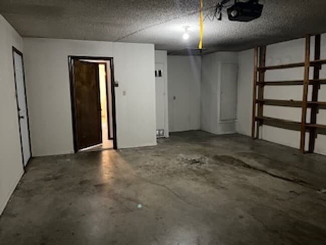 Building Photo - Hot Rental