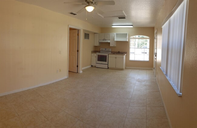 Building Photo - 2807 Fan Palm Dr