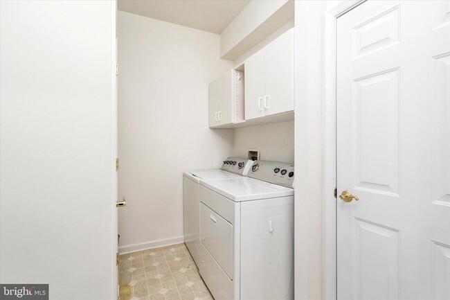 Building Photo - 5 Trewbridge Ct