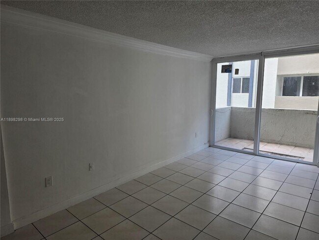 Building Photo - 10000 NW 80th Ct