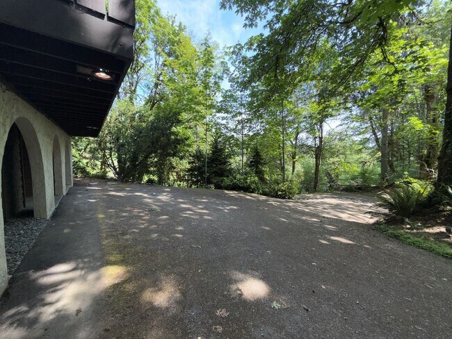 Building Photo - 3 Bed 2.5 Bath in the Heart of Bellevue