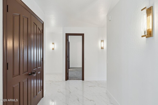 Building Photo - 8303 N 61st Pl