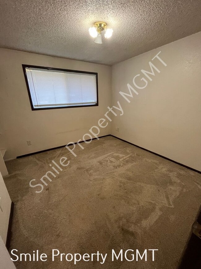 Building Photo - A charming ranch-style single-family home located in the Milwaukie area.