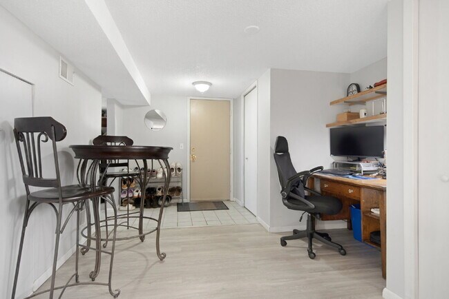 Building Photo - Gorgeous 3 Bedroom In Saint Anthony Village - Dogs Welcome!