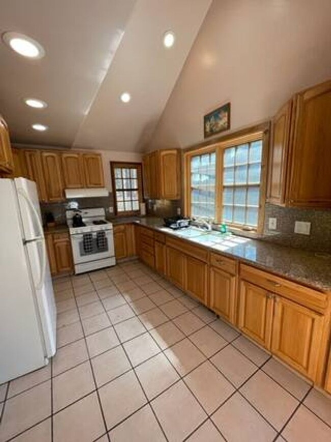 Building Photo - 3BD knotty pine home, available 1/3/2025 f...