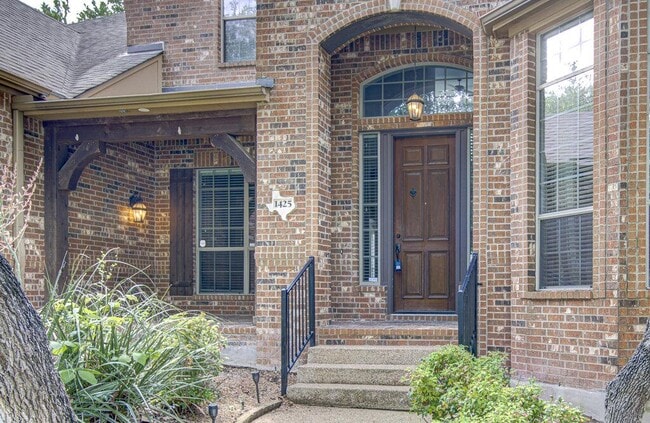 Building Photo - 1425 River Forest Dr