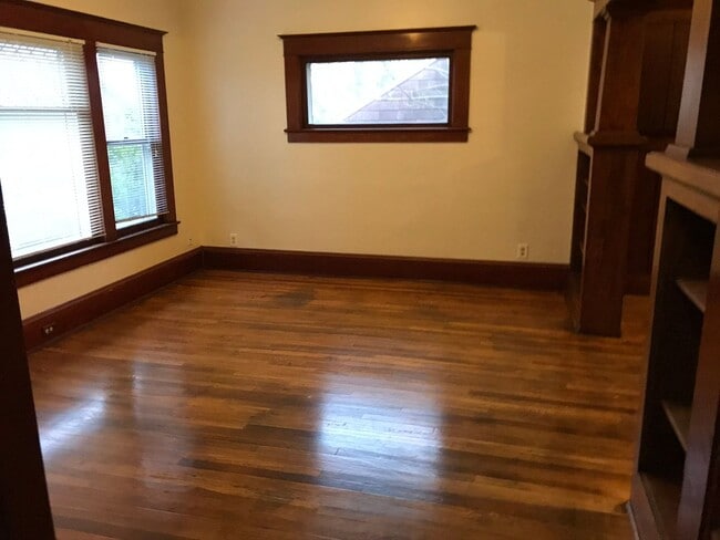 Building Photo - 4br/2ba House with fenced yard