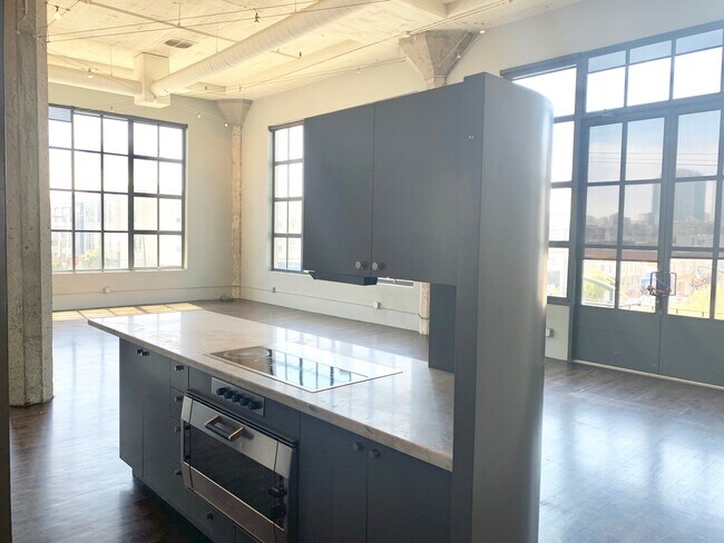 Building Photo - STUNNING LARGE CORNER LIVE/WORK 1 BED+ DEN...