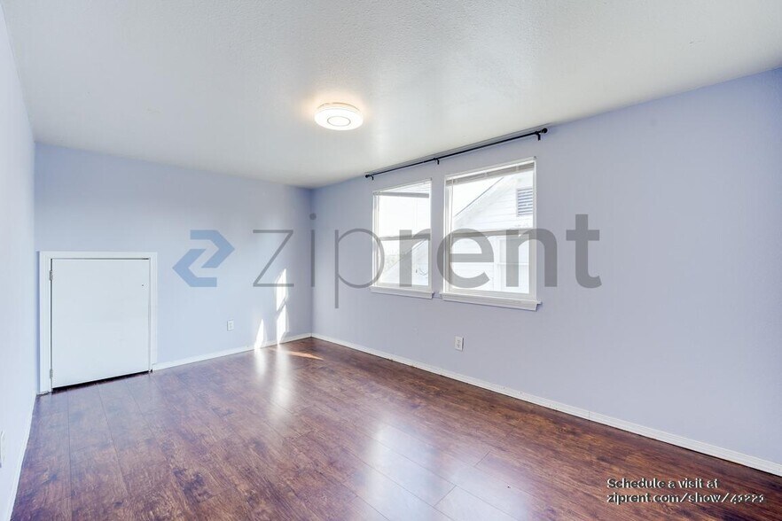 Building Photo - 4321 5th Ave NE