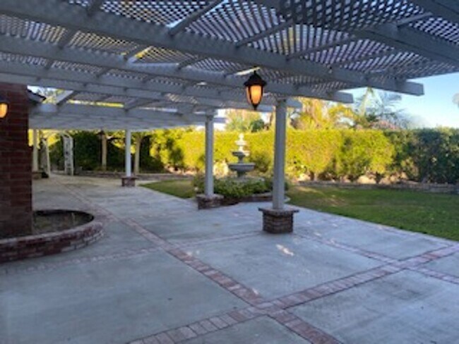 Building Photo - Elegant 4 bedroom, 3 bath large home locat...