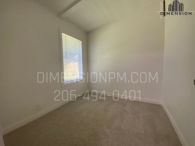 Building Photo - 4 Bed 2.5 Bath Remodelled Manufactured Home in Kent! Available NOW! Easy self showings!