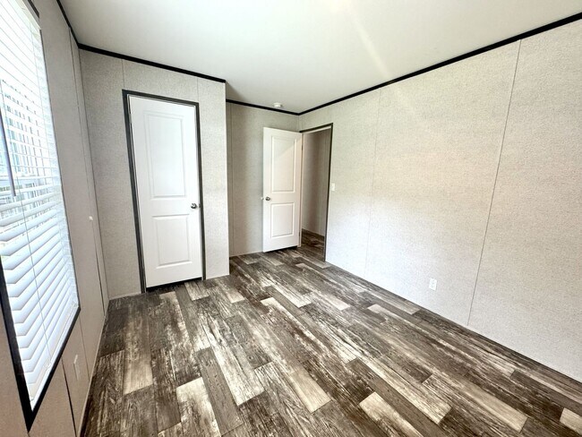 Building Photo - Huge 5 Bedroom 3 Bathroom Hastings Home Lo...