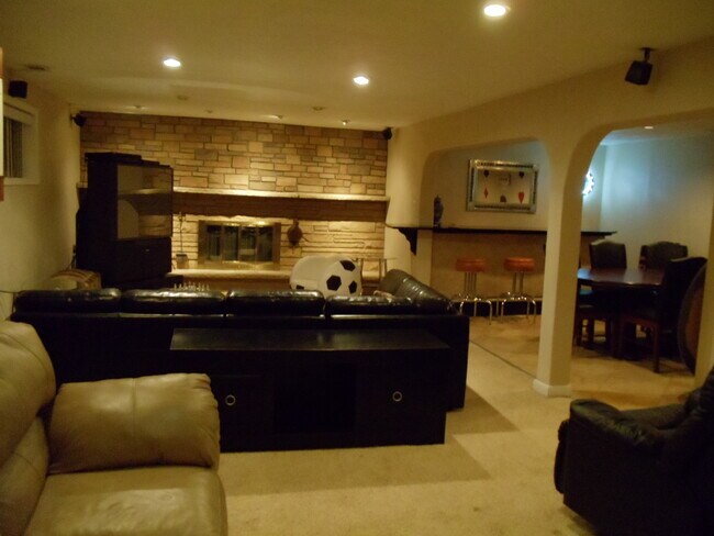 Building Photo - 2744 S Golden Way