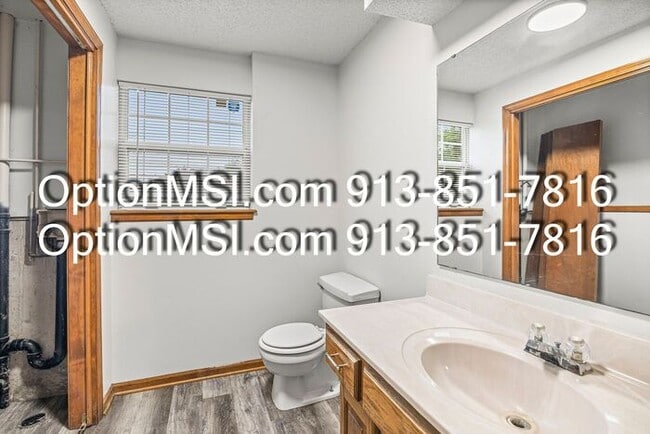 Building Photo - Spacious townhouse