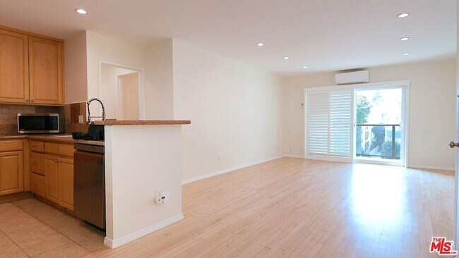 Building Photo - 9005 Cynthia St