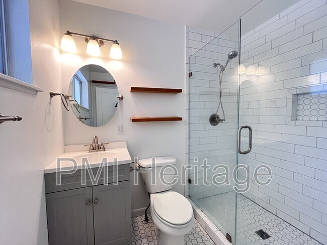 Building Photo - 1139 N Sunset Dr