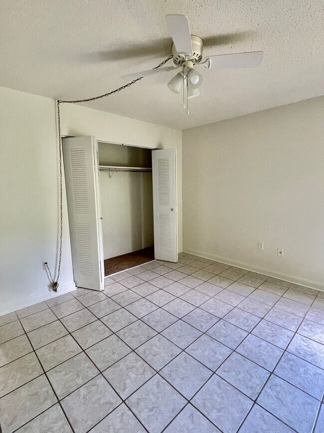 Building Photo - Location, location, location! 875 SF Unit-...