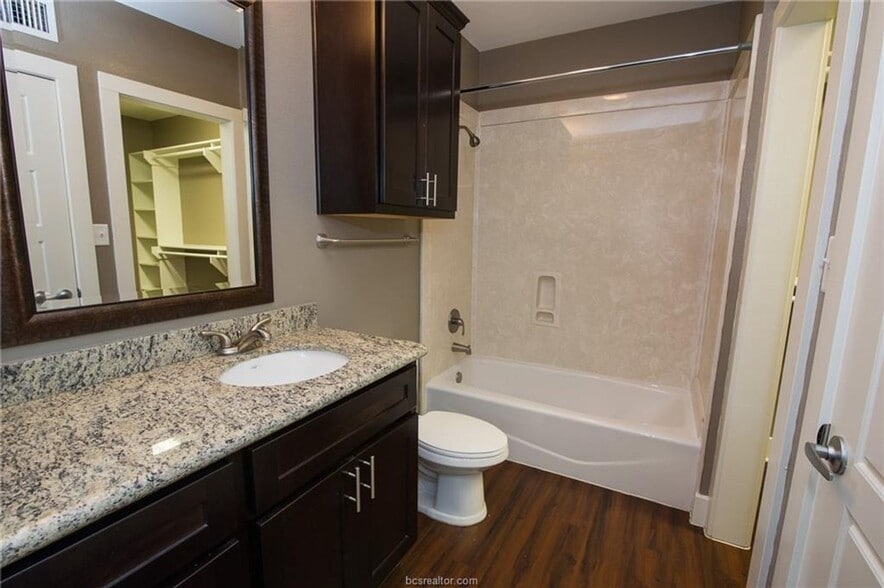 Building Photo - 1 Bed, 1.5 Bath Apartment on Northgate! Minutes from TAMU