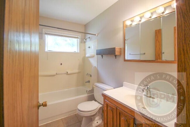 Building Photo - 3 Bedroom 1.5 Bathroom Home Located Minutes from Westroads Mall