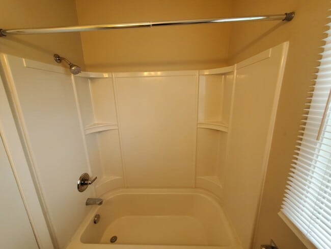 Building Photo - 2 bedroom, 1 bathroom home!