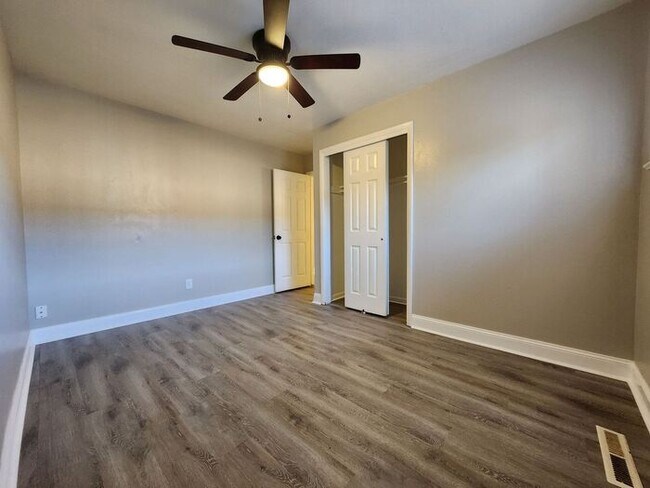 Building Photo - Modern 3-Bed, 1-Bath Apartment – Renovated...