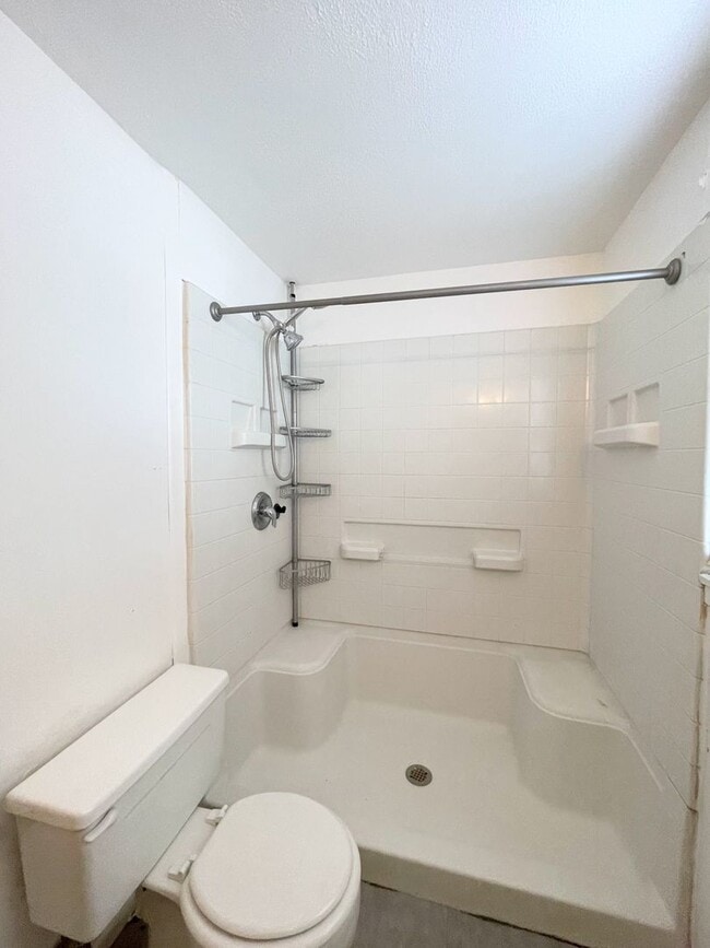 Building Photo - 2 Bed 1 Bath with 2-Car Detached Garage